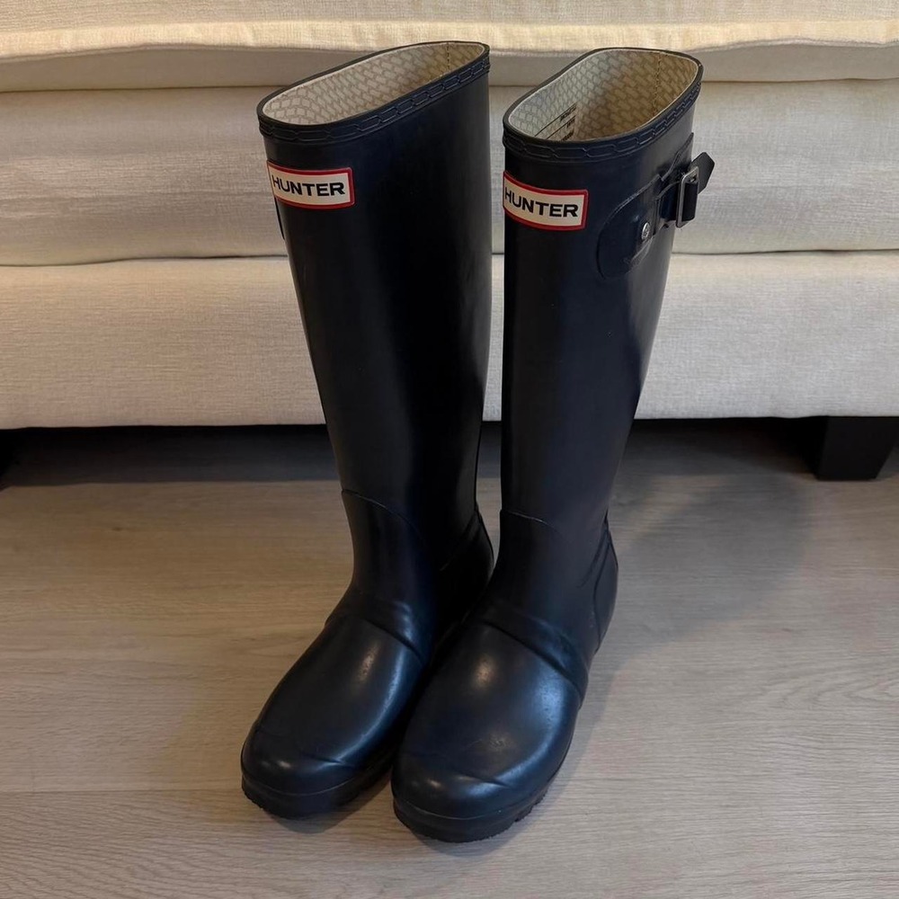 Hunter Dark Navy rain boots Size US 6 No flaws, excellent condition!